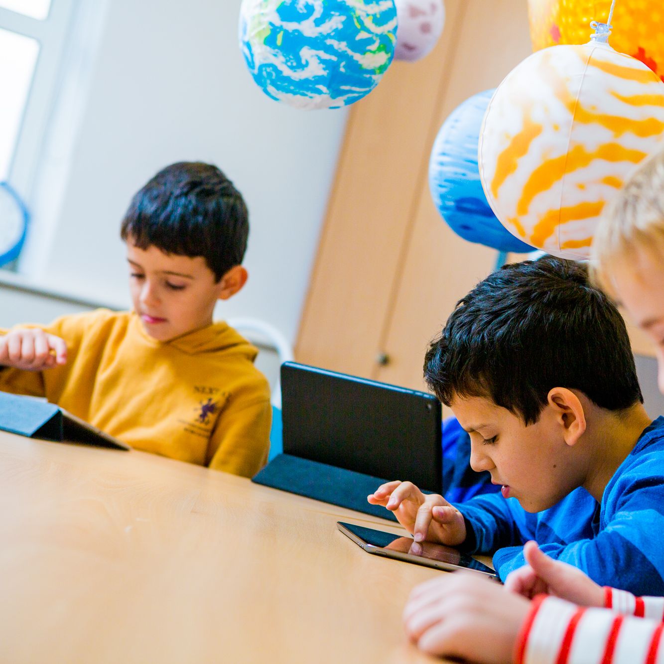 Children using IDL software