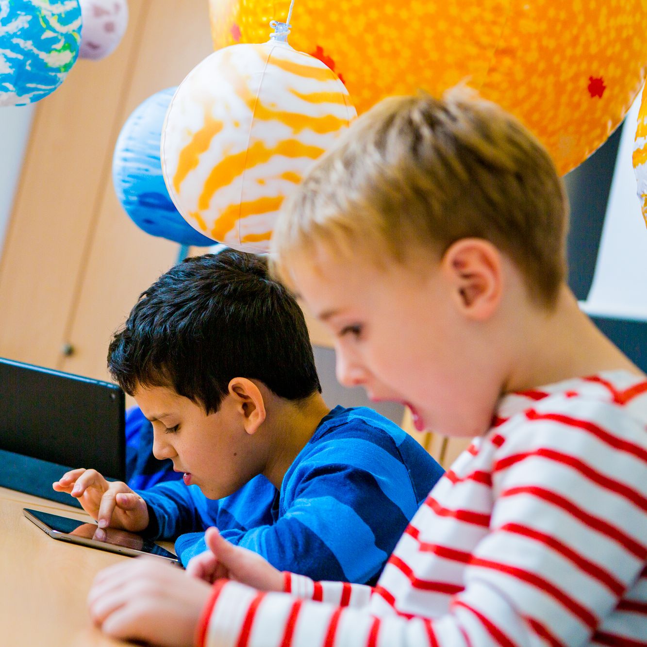 Children using IDL software